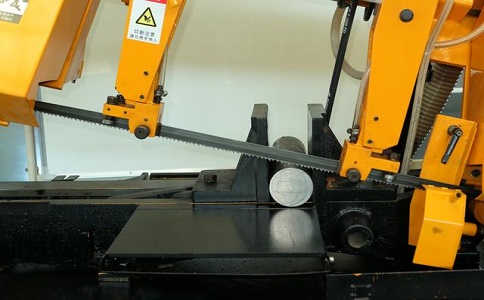 平桂数控带锯床自动送料精度会出现偏差吗？